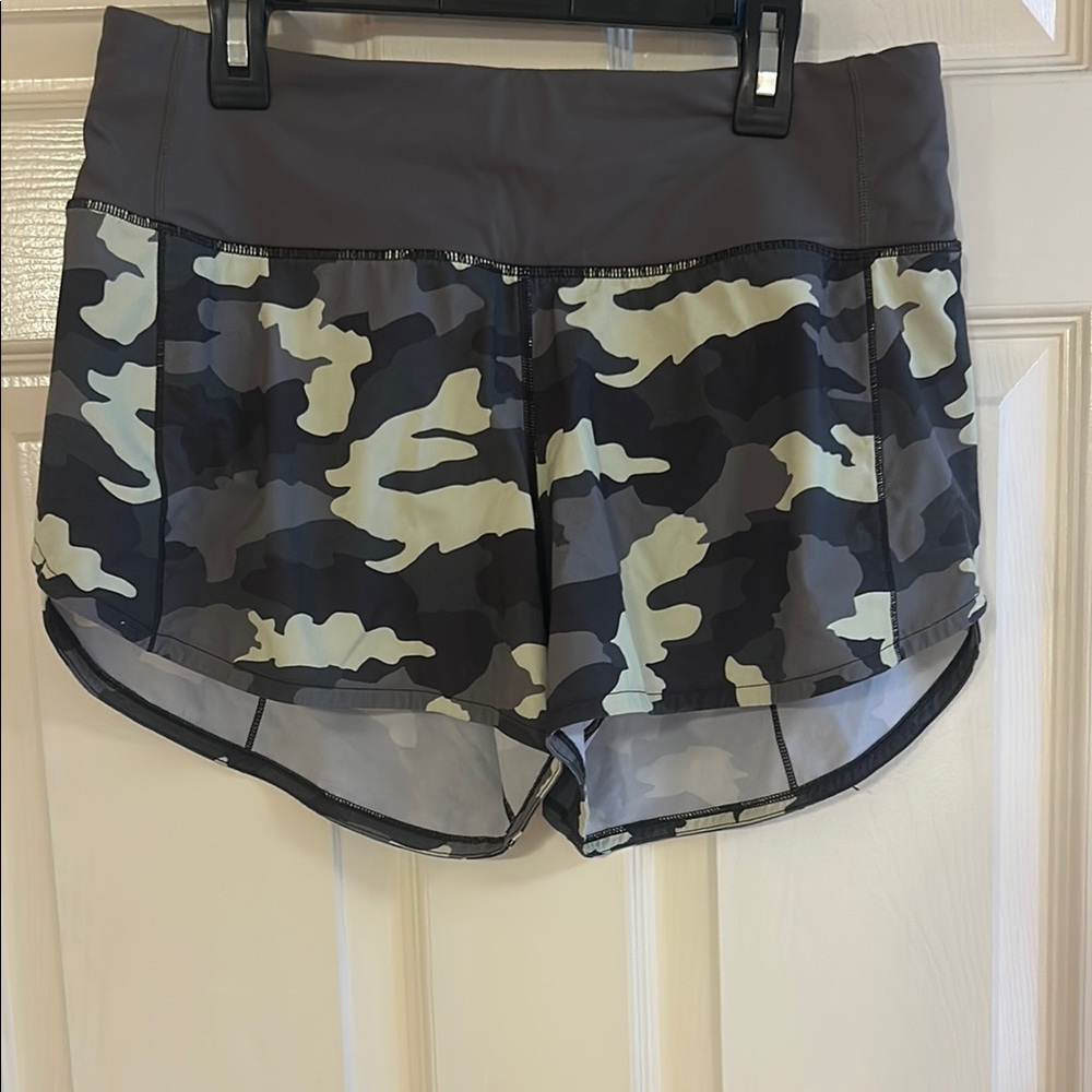 Green camo speed up mid rise 4 inch inseam Lululemon size 6